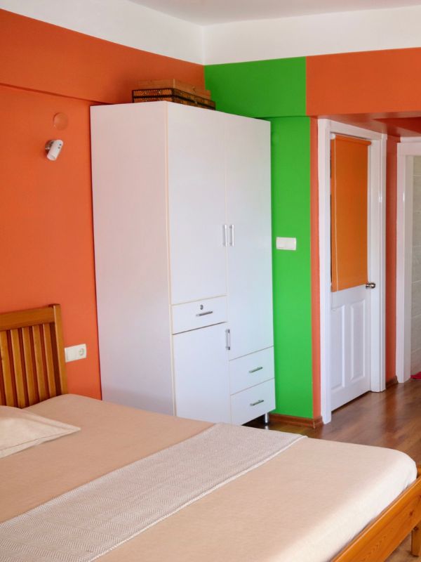 Bett_und_Schrank Bett und Schrank im Gästezimmer