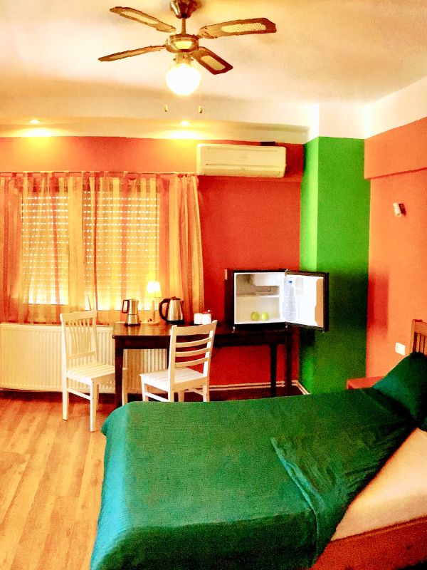 Helles Gästezimmer in Antalya mit Bett und Arbeitsplatz