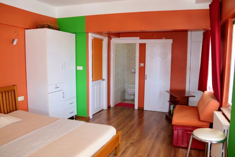 Antalyaloft_Gaestezimmer_mit_Doppelbett_und_Badezimmer Bed and wardrobe in the guest room