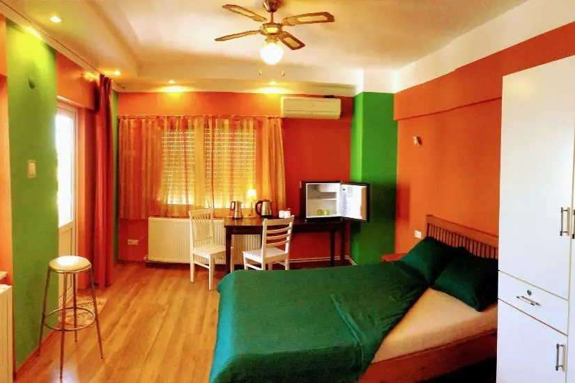 Helles Gästezimmer in Antalya mit Bett und Arbeitsplatz
