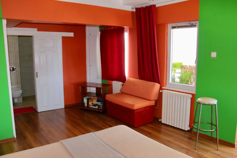 Antalyaloft_Gaestezimmer_mit_Doppelbett_und_Sitzecke Seating area in the guest room